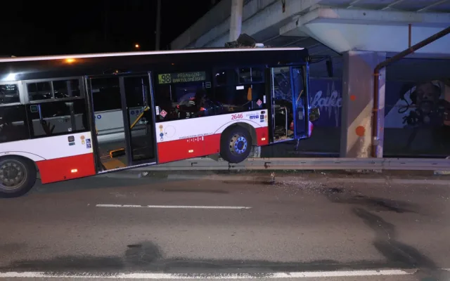 Při havárii autobusu hromadné dopravy se v Brně zranilo 11 lidí