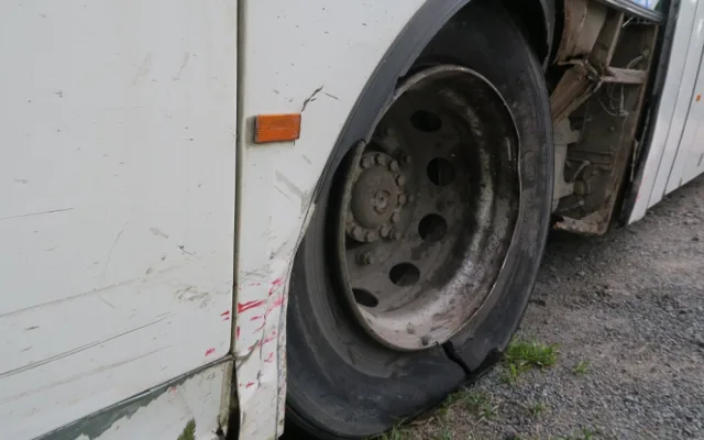Sériového zloděje autobusů doprovodila k policistům maminka