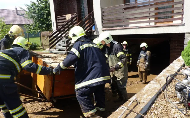 V Drnovicích  pokračují v odstraňování následků přívalového deště