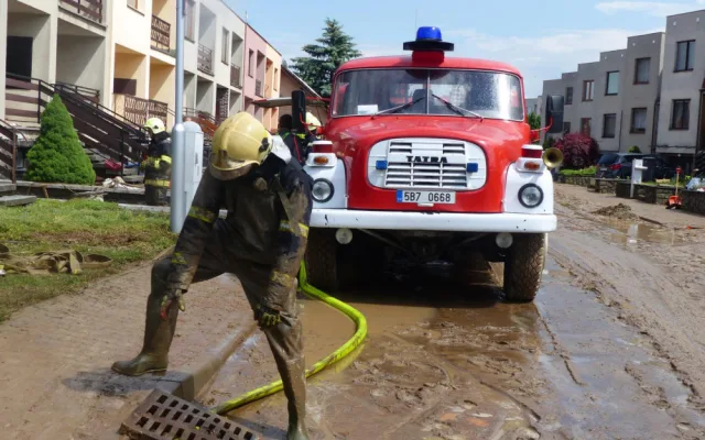 V Drnovicích  pokračují v odstraňování následků přívalového deště