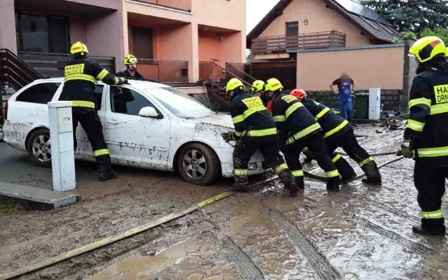 V Drnovicích  pokračují v odstraňování následků přívalového deště