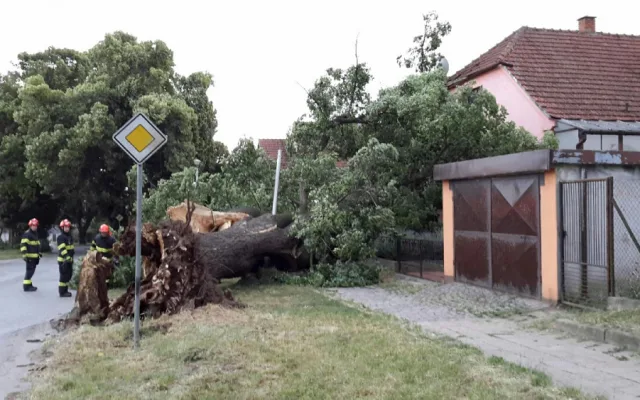 Jižní Moravu zasáhly silné bouřky, část domácnosti je bez proudu