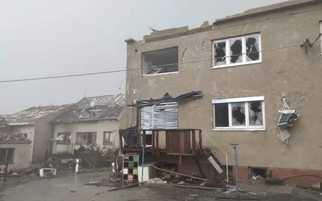 Jižní Moravu zasáhlo tornádo, hasiči mají stovky výjezdů a policisté povolávají posily