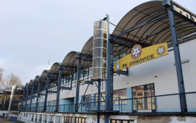Příjezd ke stadion stále zdobí prvoligové logo Drnovic