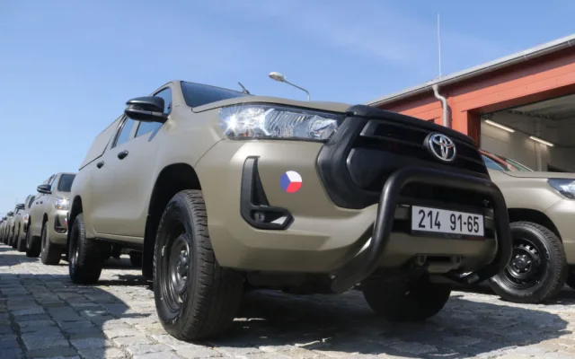 Vojáci si převzali první terénní Toyoty Hilux. Nahradí muzejní vozy UAZ