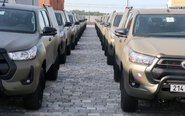 Vojáci si převzali první terénní Toyoty Hilux. Nahradí muzejní vozy UAZ