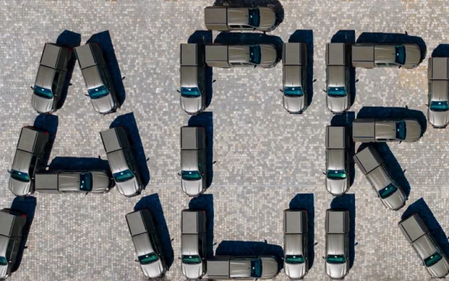 Vojáci si převzali první terénní Toyoty Hilux. Nahradí muzejní vozy UAZ