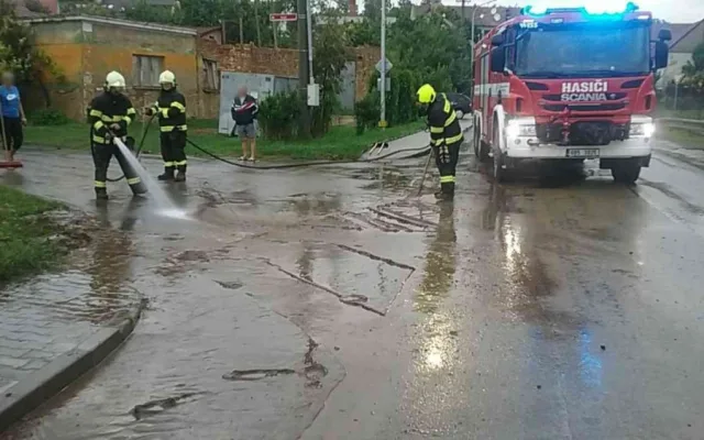 Brno zasáhla silná bouřka, hasiči hlásí přes padesát výjezdů