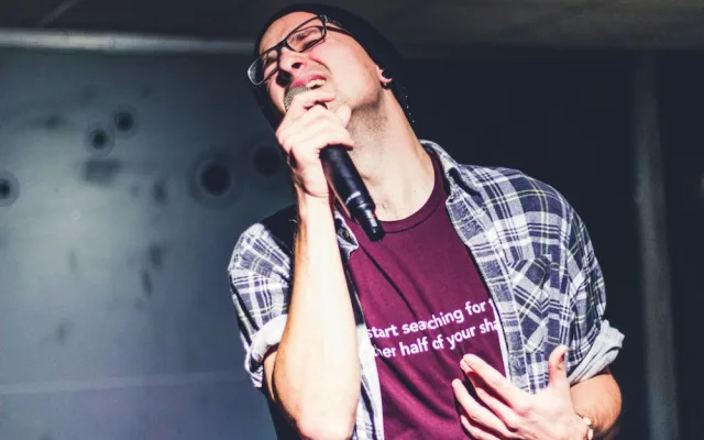 SLAM POETRY: Stovky diváků na poezii, žádný problém. Aneb kdo bude mistrem ČR 2020-21 ve slam poetry
