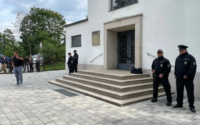V Brně zuří boj o pravoslavný chrám, duchovní se zamkl uvnitř