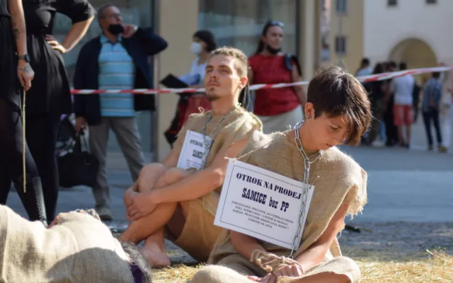 V Brně prodávali na náměstí aktivisty