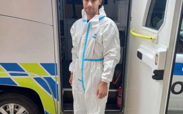 Policista skočil do vody a vytáhl topícího se muže