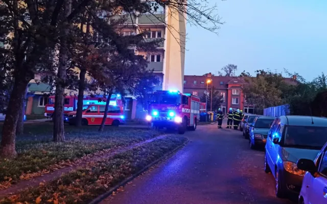 V Hodoníně vypukl požár paneláku, jeden z obyvatelů bojuje o život