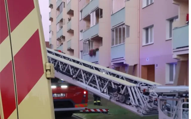 V Hodoníně vypukl požár paneláku, jeden z obyvatelů bojuje o život
