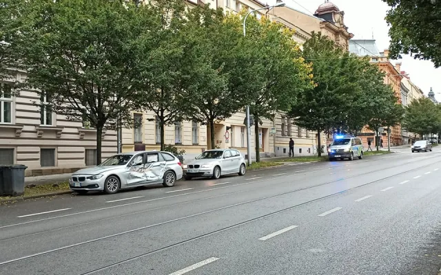 V Brně se srazila šalina s osobním autem, řidičku vyprošťovali hasiči