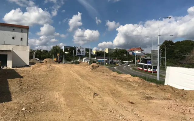 Stavbaři v Brně dokončili demolice na Tomkově náměstí, kde staví městský okruh
