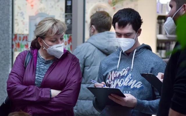 Očkovací boom. Brňané berou útokem vakcinační centrum v obchoďáku