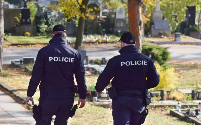 Sváteční řidiči i kapsáři. Policisté v Brně nasadí při Dušičkách do akce desítky hlídek