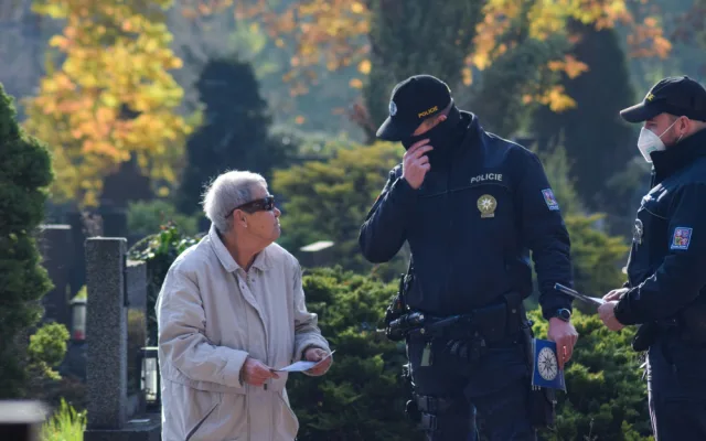 Sváteční řidiči i kapsáři. Policisté v Brně nasadí při Dušičkách do akce desítky hlídek