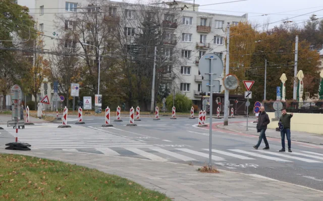 Uzavírka na brněnském Mendlově náměstí způsobila zmatky v dopravě