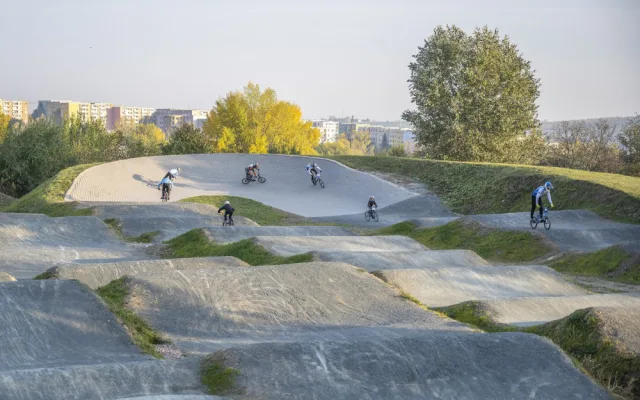 V Novém Lískovci vzniklo workoutové hřiště a BMX dráha díky Dáme na vás