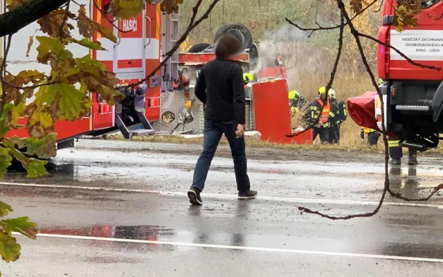 Na Brněnsku havarovala hasičská cisterna. Posádka je vážně zraněná