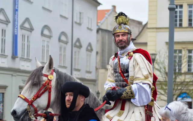 Svatý Martin přivezl do Brna na bílém první letošní víno