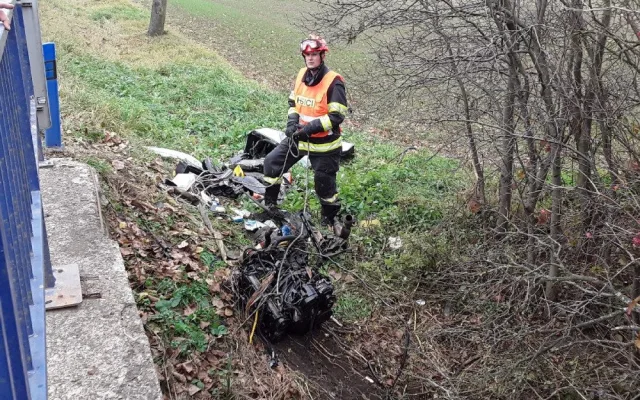 Auto při nehodě vylétlo ze silnice, skončilo na střeše v potoce