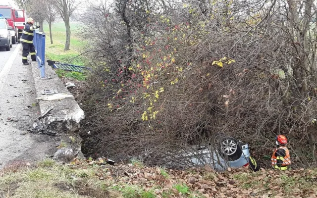 Auto při nehodě vylétlo ze silnice, skončilo na střeše v potoce