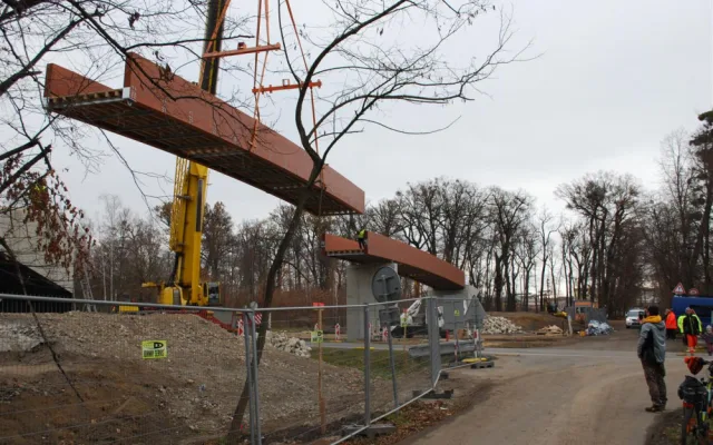 V Hodoníně roste dočasná lávka přes frekventovanou silnici