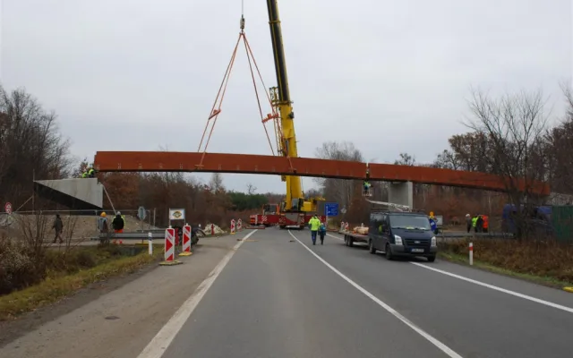 V Hodoníně roste dočasná lávka přes frekventovanou silnici