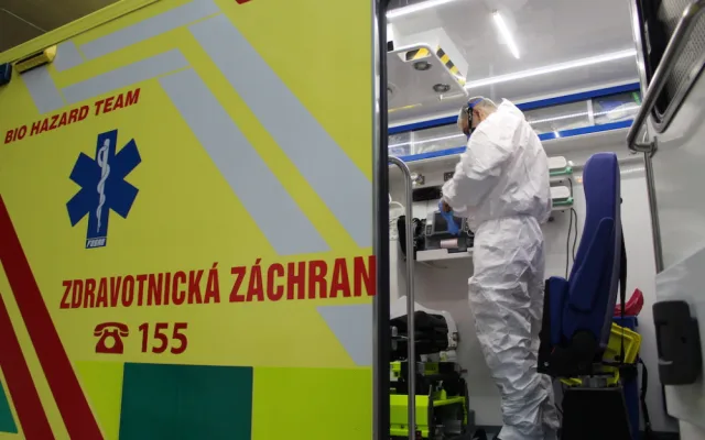 Z přetížených brněnských nemocnic převáží pacienty s covidem do Prahy