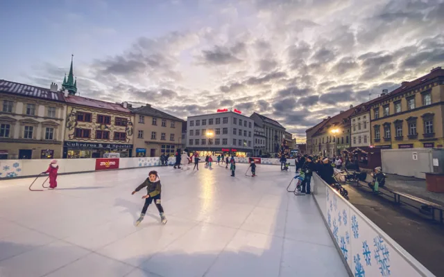 Smutný advent ve Znojmě. Trhovci balí stánky, ruské kolo i bruslák ale zůstanou