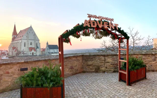 Smutný advent ve Znojmě. Trhovci balí stánky, ruské kolo i bruslák ale zůstanou