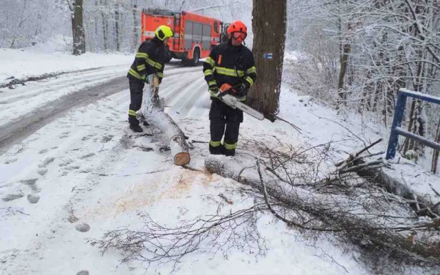 Sníh na jižní Moravě komplikuje dopravu. Napilno mají i hasiči