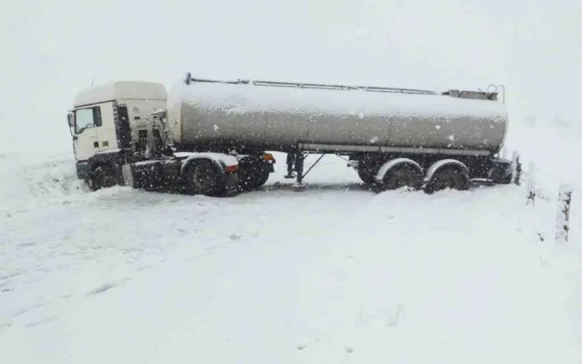 Sníh na jižní Moravě komplikuje dopravu. Napilno mají i hasiči