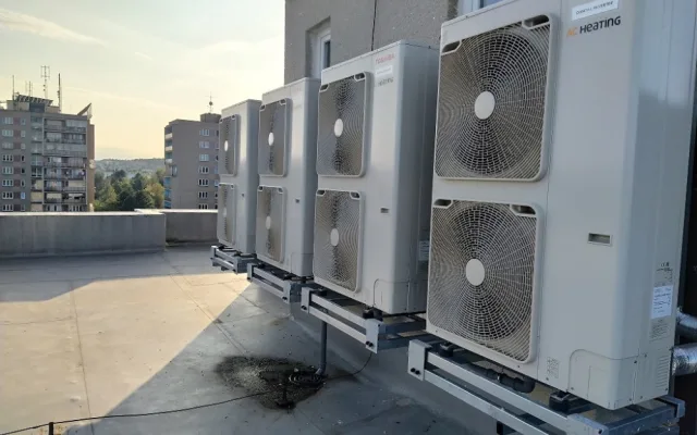 Energetický trh s prudkými výkyvy zasáhl i centrální vytápění v bytových domech. Co s tím? Hledejte nové zdroje