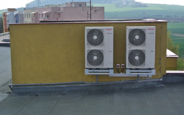 Energetický trh s prudkými výkyvy zasáhl i centrální vytápění v bytových domech. Co s tím? Hledejte nové zdroje