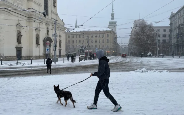 Sněhová nadílka komplikuje dopravu na jižní Moravě. Spoje nabírají i hodinová zpoždění