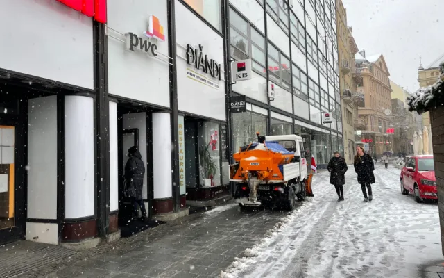 Sněhová nadílka komplikuje dopravu na jižní Moravě. Spoje nabírají i hodinová zpoždění