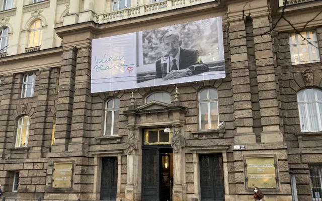 Na Brno shlíží Havel. Obří fotografie má připomínat prezidentův odkaz