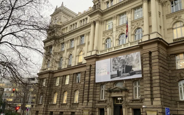Na Brno shlíží Havel. Obří fotografie má připomínat prezidentův odkaz