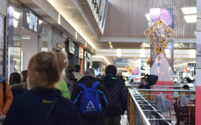 Brňané berou útokem obchodní centra, narychlo shánějí dárky, potraviny i vakcínu