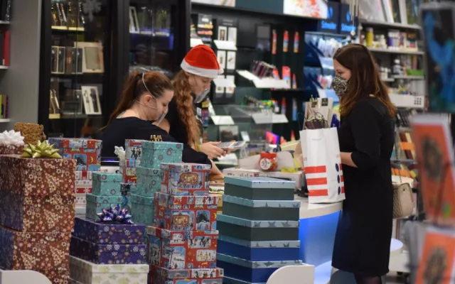 Brňané berou útokem obchodní centra, narychlo shánějí dárky, potraviny i vakcínu