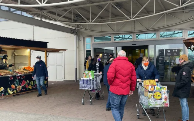 Brňané berou útokem obchodní centra, narychlo shánějí dárky, potraviny i vakcínu