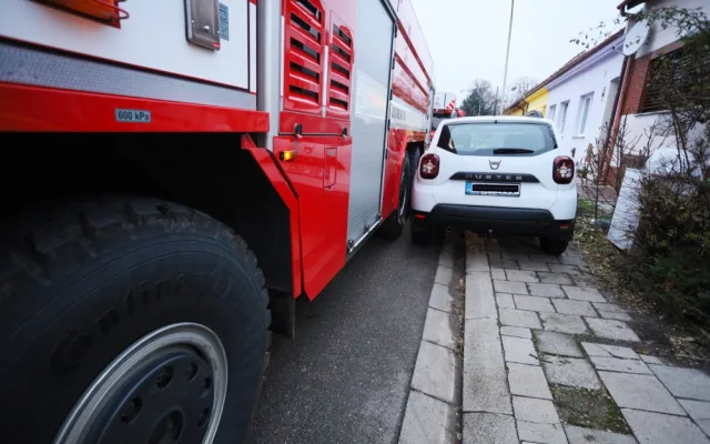 Hasiči testovali průjezdnost ulic. Zásahové vozy blokovala zastavila zaparkovaná auta