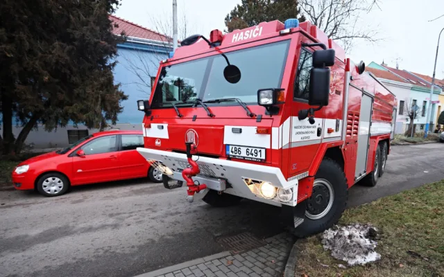 Hasiči testovali průjezdnost ulic. Zásahové vozy blokovala zastavila zaparkovaná auta