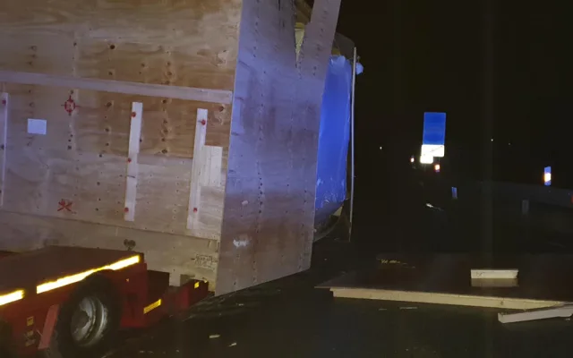 Dopravu na Brněnsku zablokoval kamion s nadrozměrným nákladem