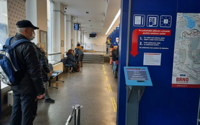 V Brně definitivně odzvonilo papírovým šalinkartám. Lidé si je mění za elektronické