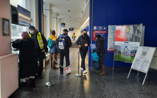 V Brně definitivně odzvonilo papírovým šalinkartám. Lidé si je mění za elektronické